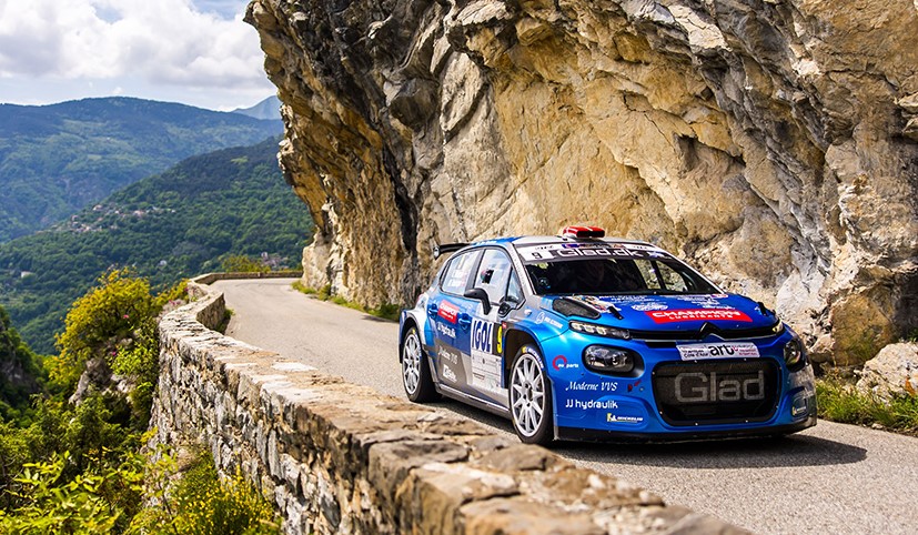 Kenneth Madsen på vej mod sejren i kampen om Rallykørerpokalen – Årets bedste danske rallykører nationalt og internationalt, ved et krævende bjergrally i Alperne.
(Foto: DRC)